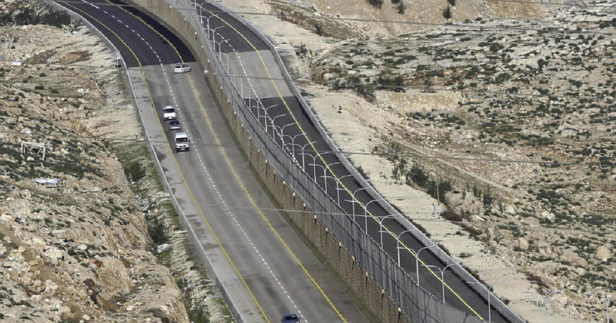 "هآرتس" : مخطط استيطاني لتغيير واقع الطرق والحركة في قلب رام الله والبيرة